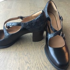 Clark’s artisan cross front heels